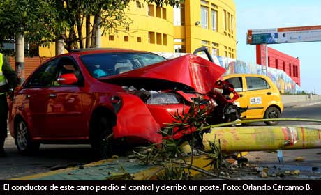 Accidente en Riohacha, en la madrugada del 5 de marzo: carro lujoso derribó un poste.