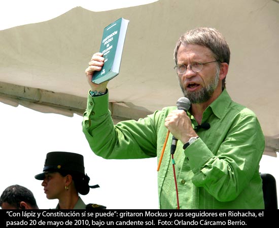 Con lápiz y Constitución sí se puede”: gritaron Mockus y sus seguidores en Riohacha, el pasado 20 de mayo de 2010, bajo un candente sol.  Foto: Orlando Cárcamo Berrio.